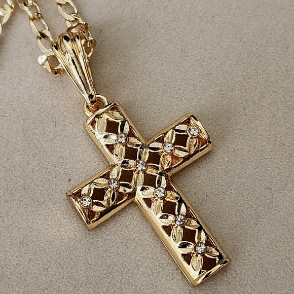 Beautiful Gold Cross Pendant with 22" Gold Cuban Link Chain Set - Picture 4 of 7